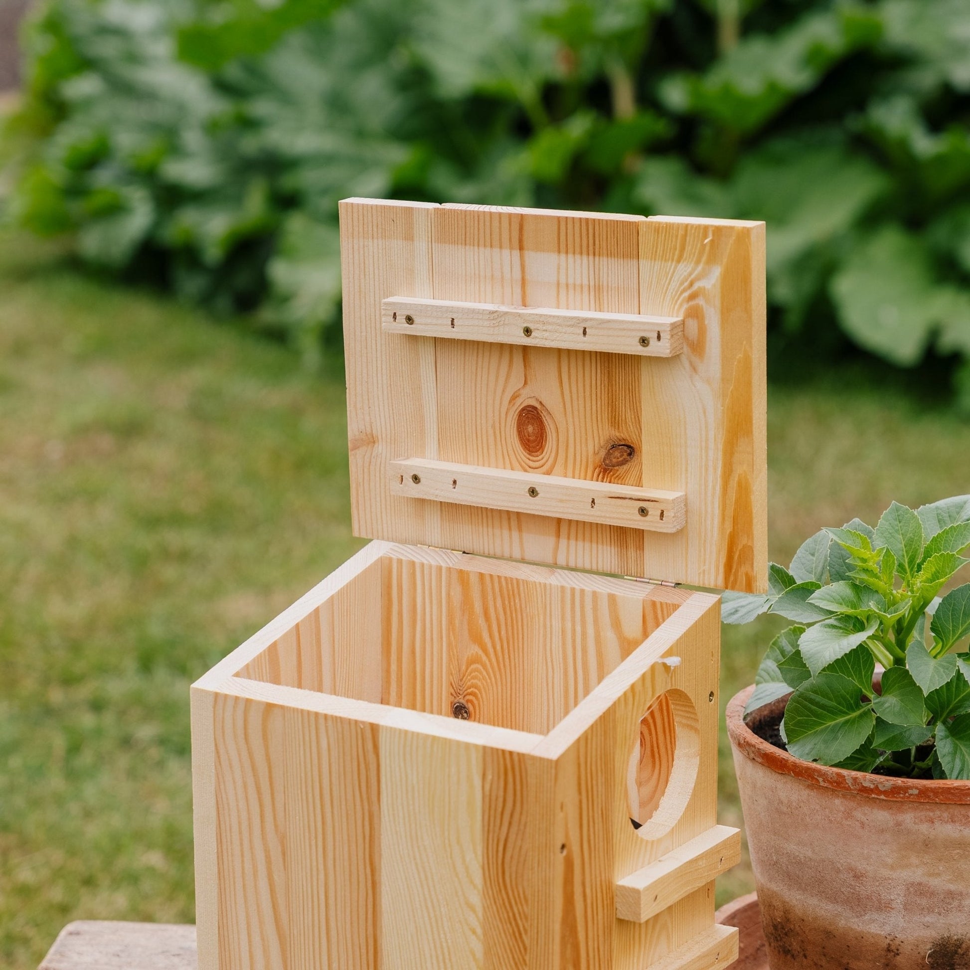 Distributeur, motif écureuil, L : 19 cm l : 26 cm H : 29 cm