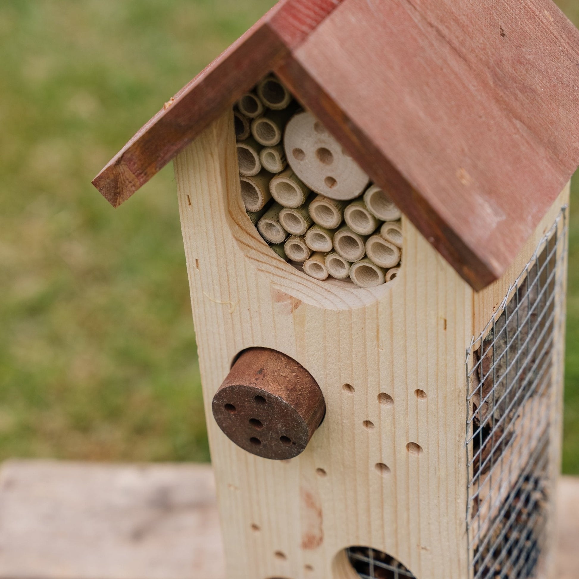 Hôtel à insectes en forme de tour, L : 15 cm l : 19 cm H : 52 cm