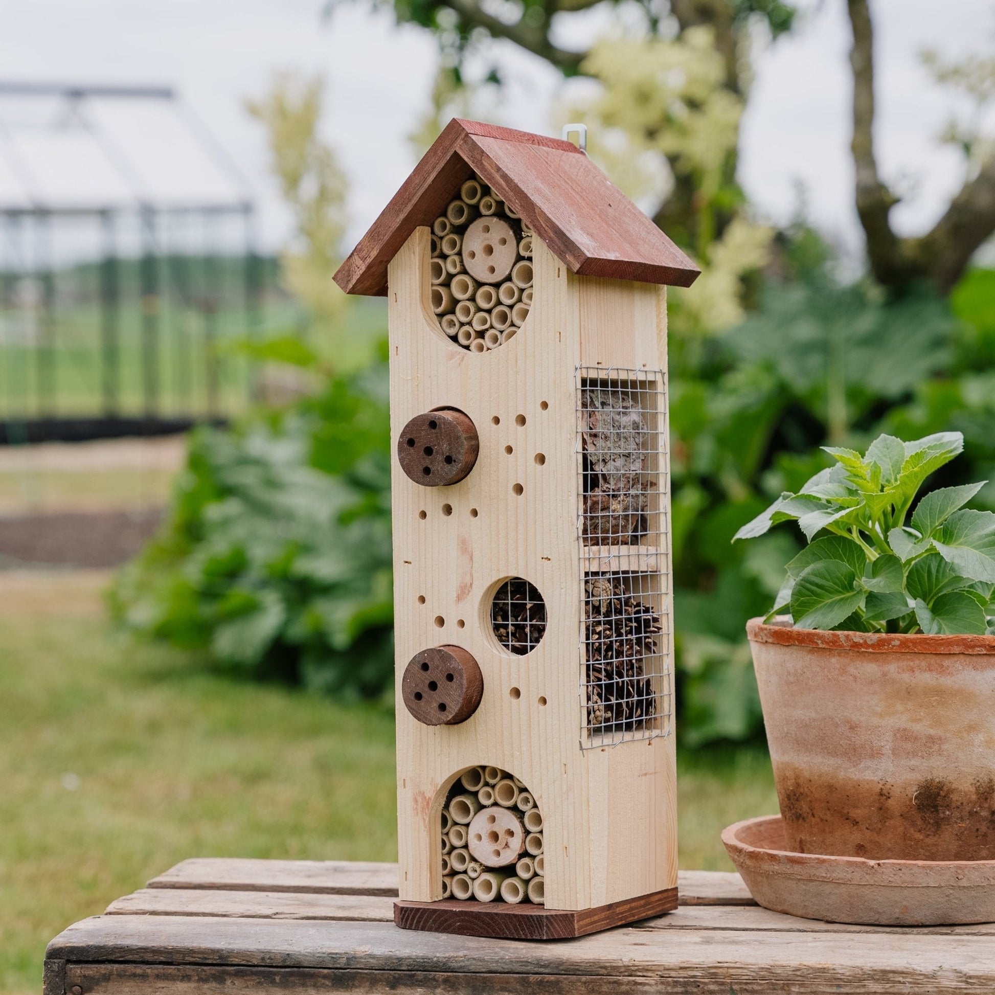 Hôtel à insectes en forme de tour, L : 15 cm l : 19 cm H : 52 cm