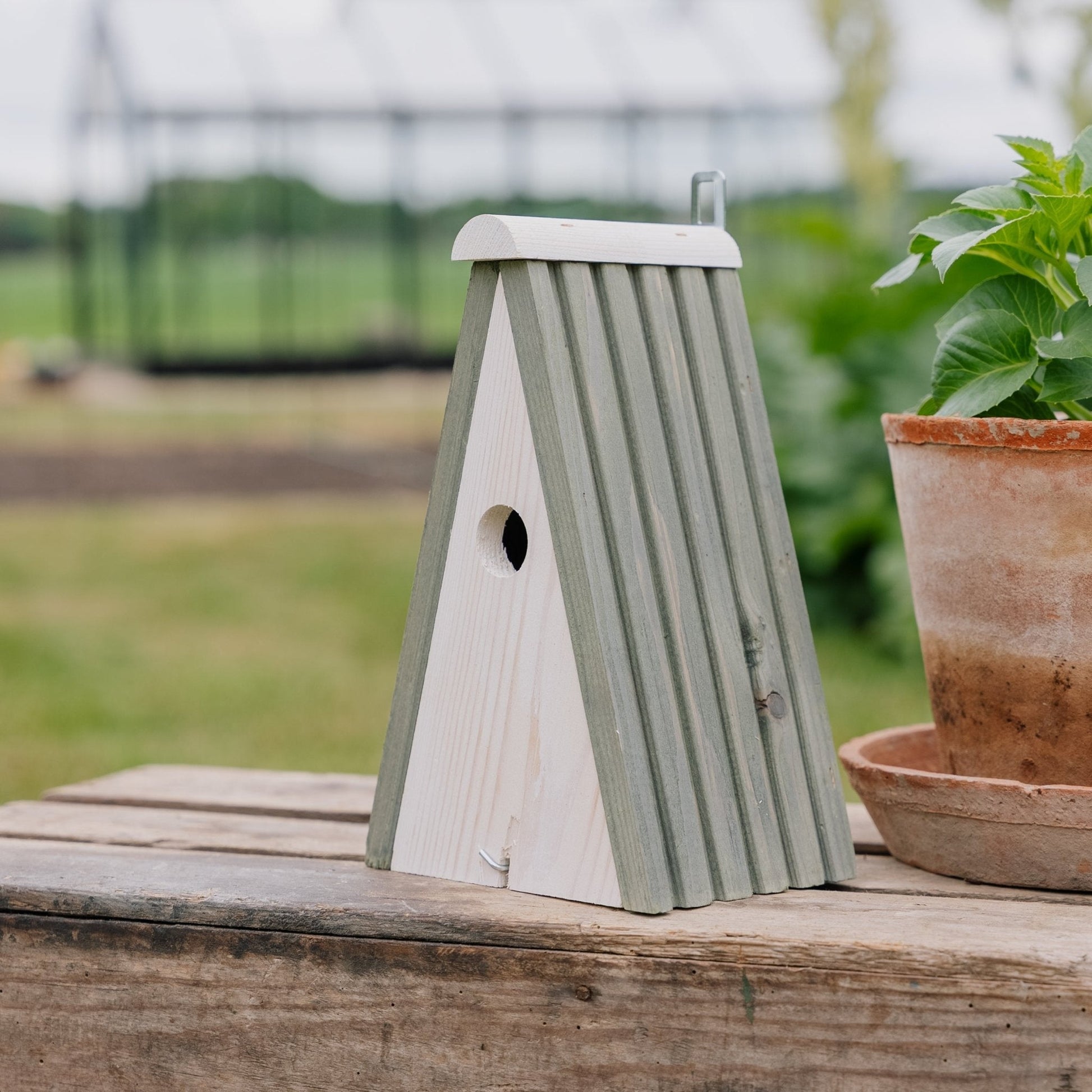 Nichoir triangulaire en pin, L : 16 cm l : 13 cm H : 26 cm