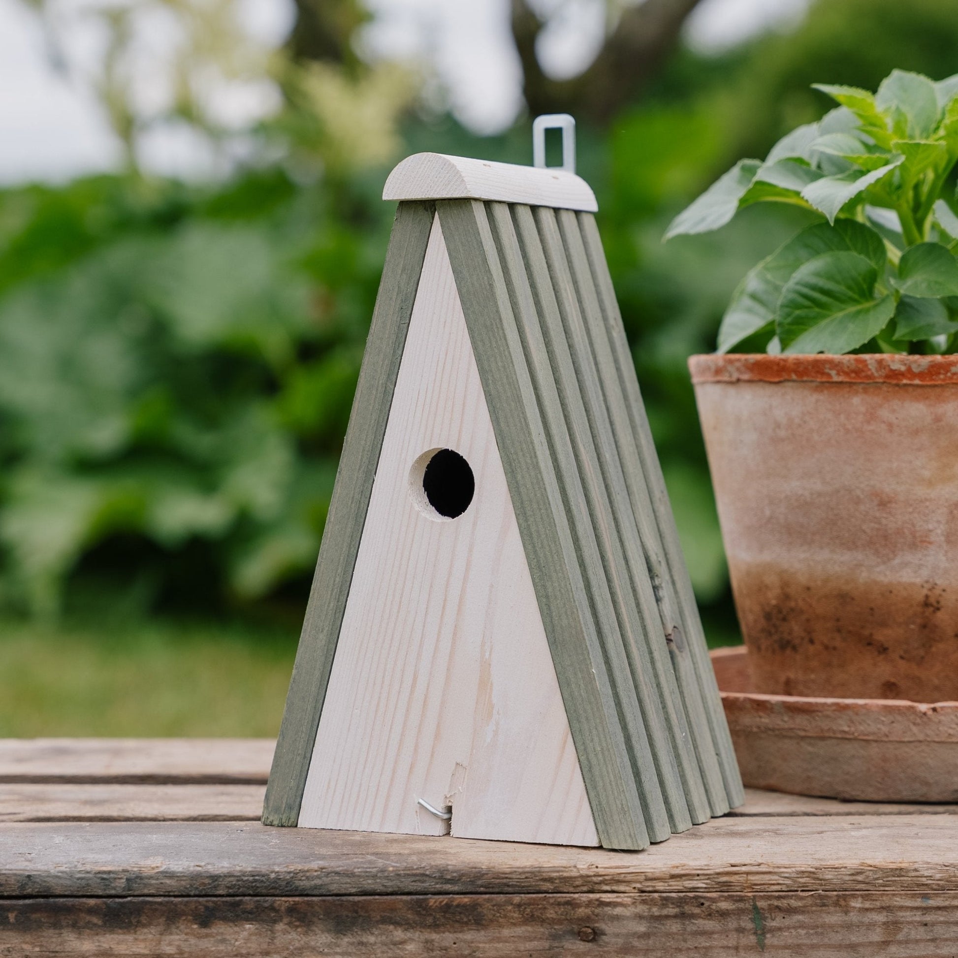Nichoir triangulaire en pin, L : 16 cm l : 13 cm H : 26 cm