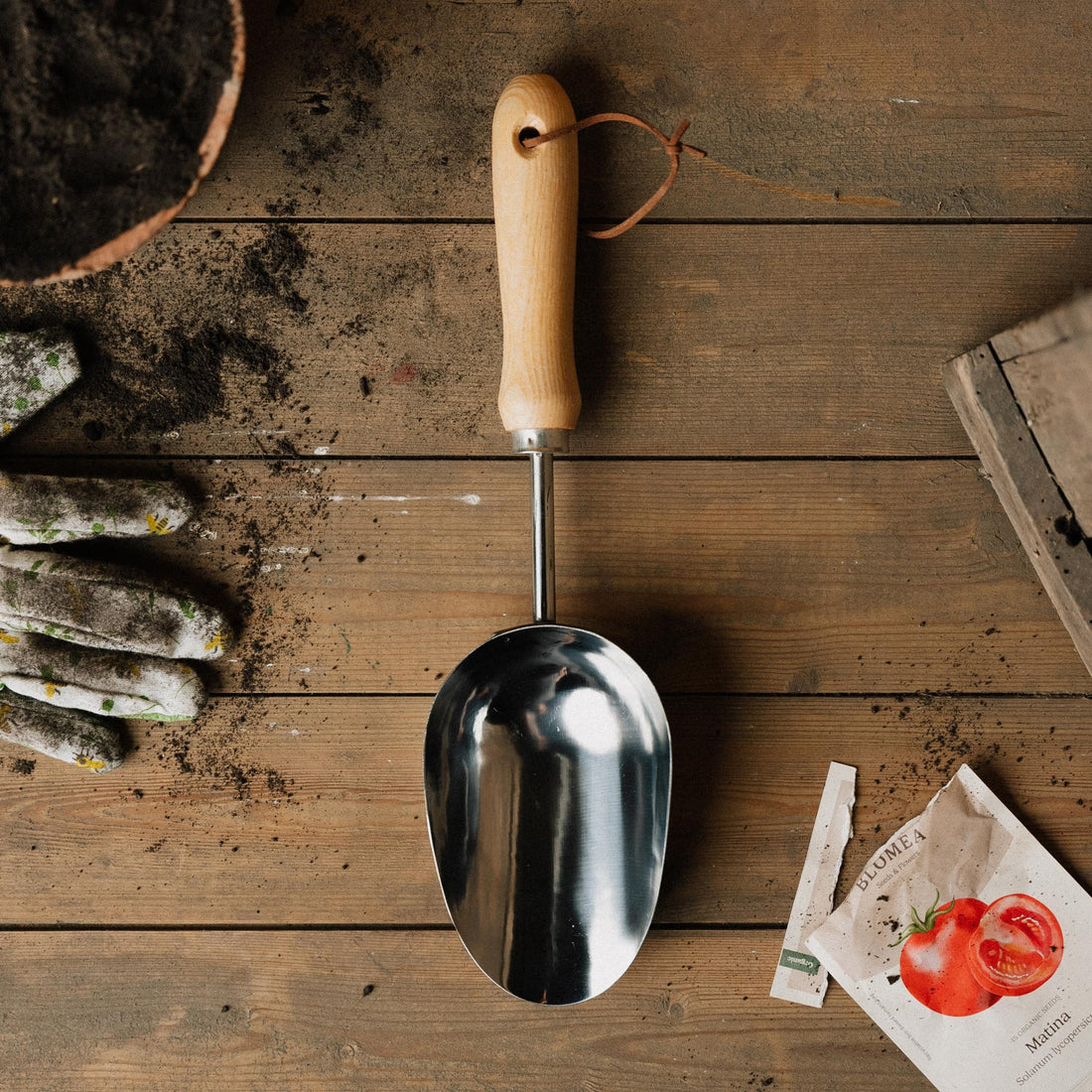 Pelle à compost à main